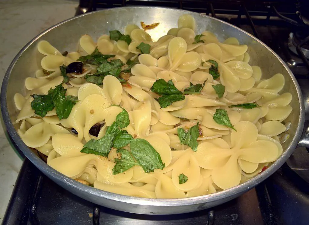Farfalloni verdure e noci